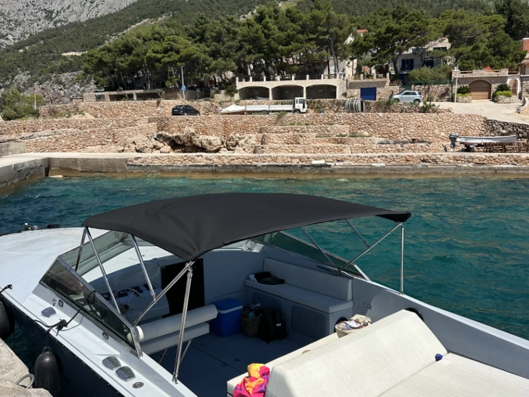 Bateau à moteur à louer à Hvar au meilleur prix