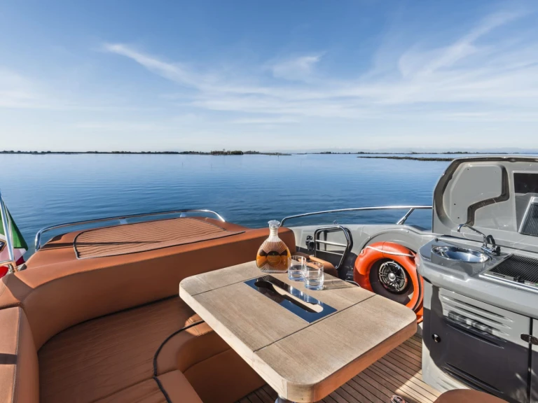Louer Bateau à moteur avec ou sans skipper Cranchi à Olbia