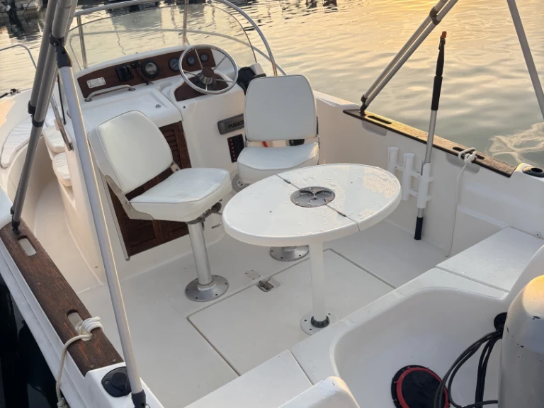 Bateau à moteur à louer à Six-Fours-les-Plages au meilleur prix