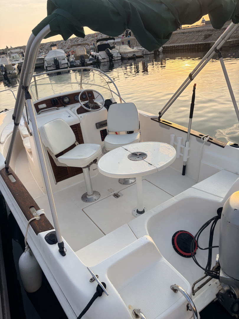 Bateau à moteur à louer à Six-Fours-les-Plages au meilleur prix