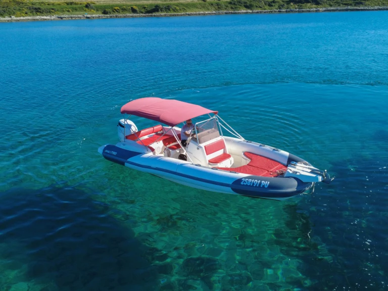 Location Semi-rigide Marlin Boat avec permis