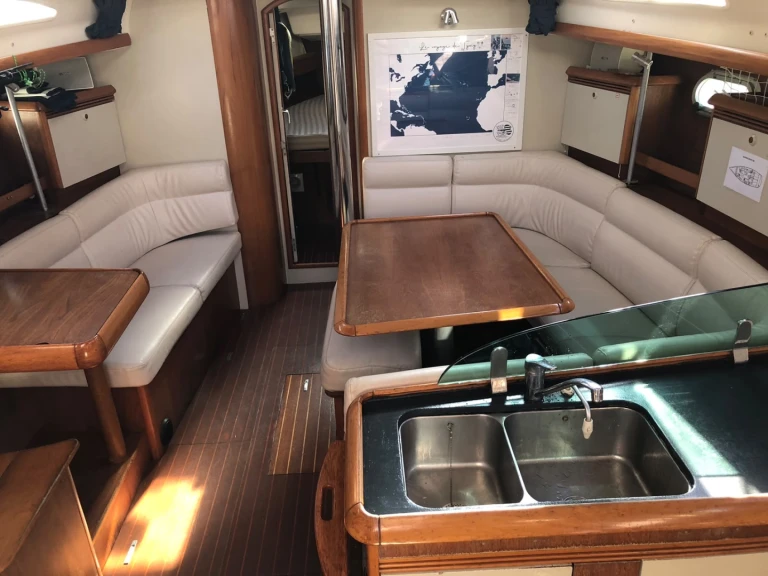 Location à Larmor-Plage - Jeanneau Sun Odyssey 43 sur SamBoat