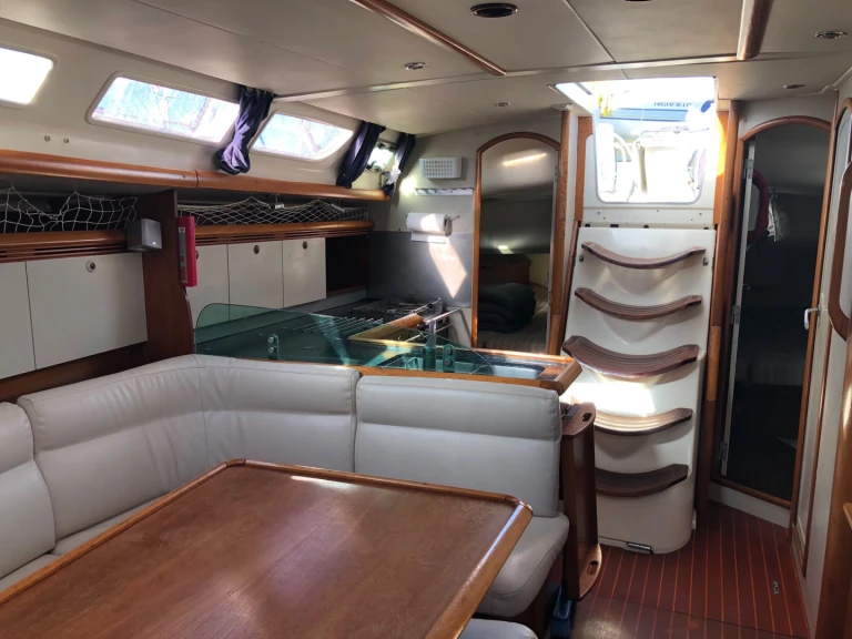 Location bateau Larmor-Plage pas cher Sun Odyssey 43