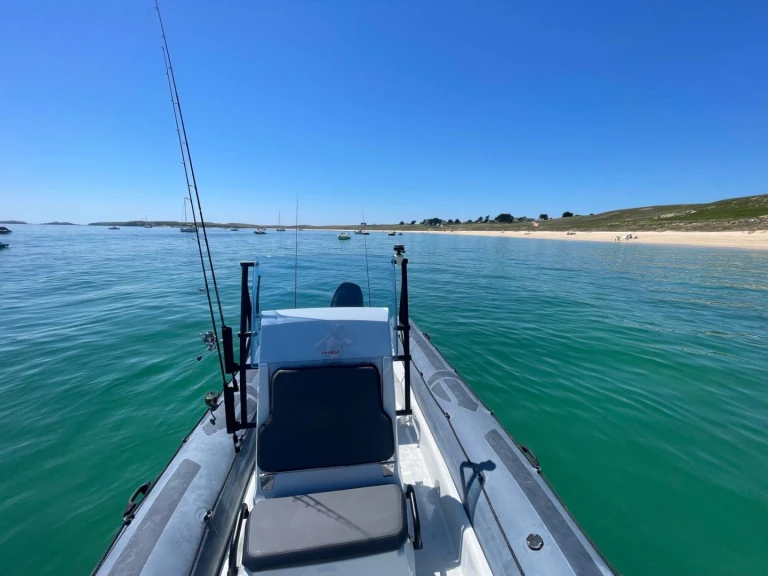 Location bateau Zodiac Pro 7 à Baden sur Samboat
