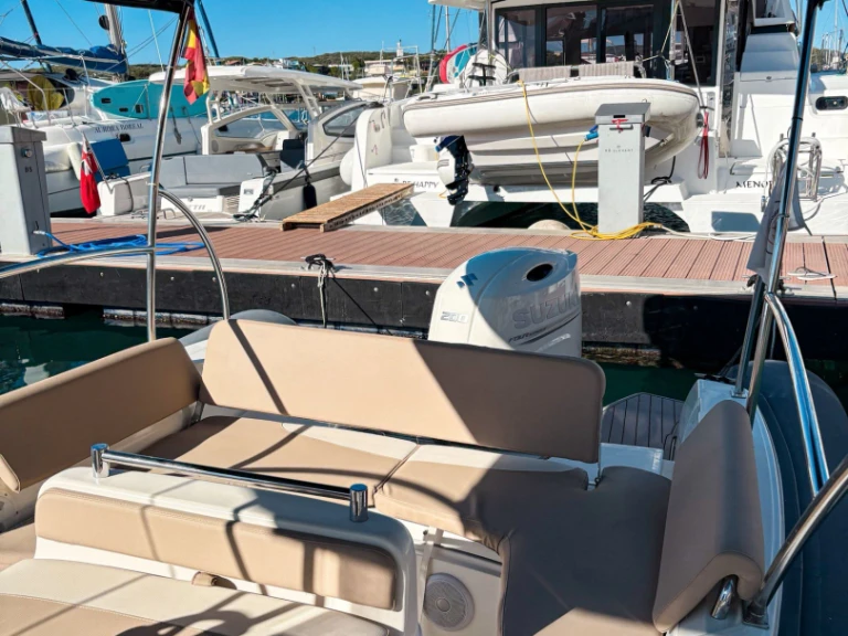 Bateau à moteur à louer à Port Mahon au meilleur prix