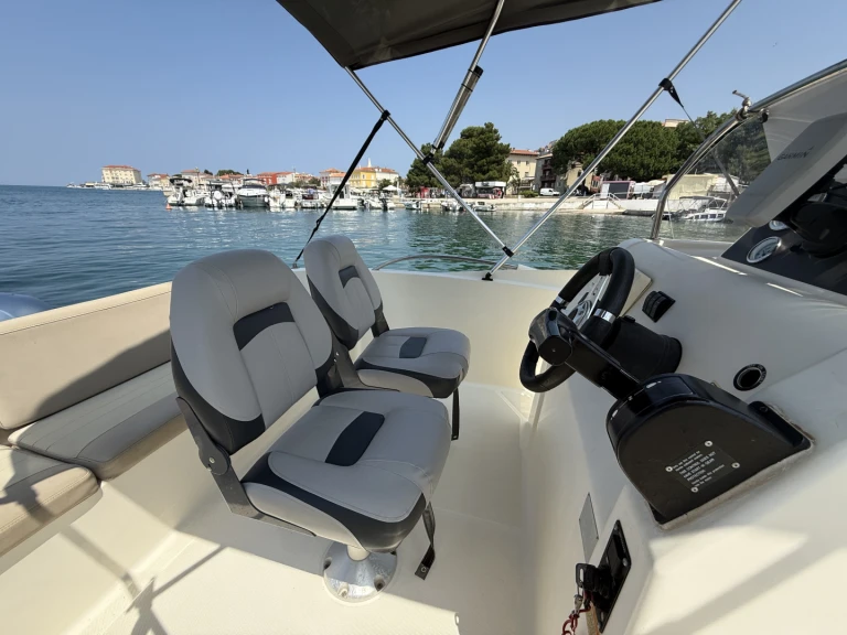 Louer Bateau à moteur avec ou sans skipper Quicksilver à Poreč