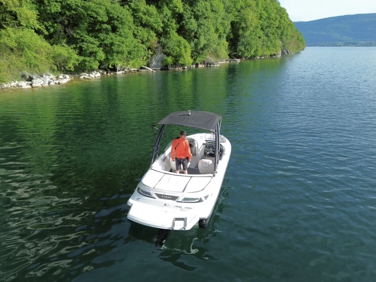 Bateau à moteur à louer à Aix-les-Bains au meilleur prix