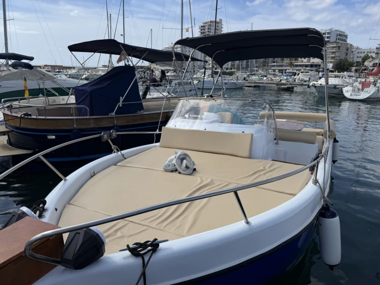 Bateau à moteur à louer à San Antonio Port au meilleur prix