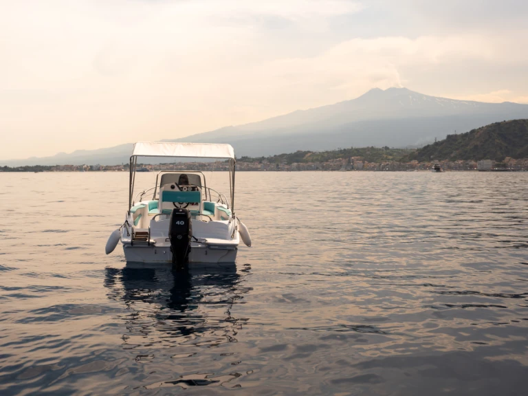 Bateau à moteur à louer à Taormina au meilleur prix