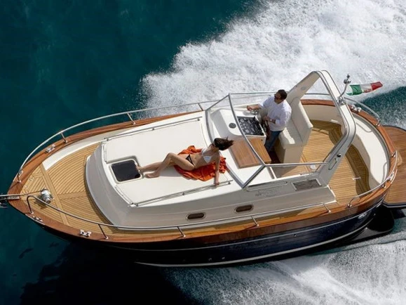 Bateau à moteur à louer à Castellammare di Stabia au meilleur prix