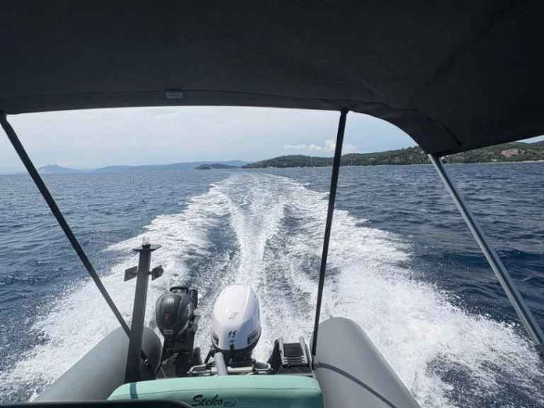 Semi-rigide à louer à Skiathos au meilleur prix