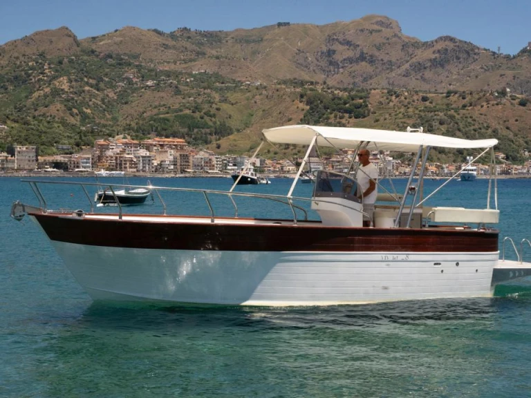 Location Bateau à moteur à Giardini-Naxos - viveur 28 open