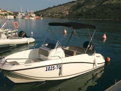 Hire Motorboat Quicksilver with a boat licence