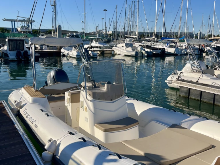 Louer Semi-rigide avec ou sans skipper Capelli à Royan