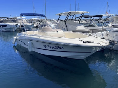 Yacht hire Les Issambres cheap Jeanneau cap camarat 715