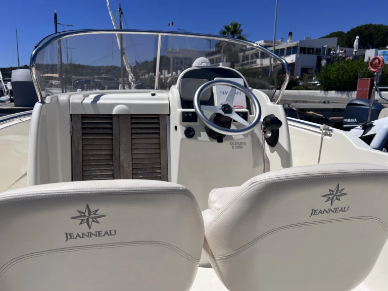 Location Bateau à moteur à Les Issambres - Jeanneau Jeanneau cap camarat 715