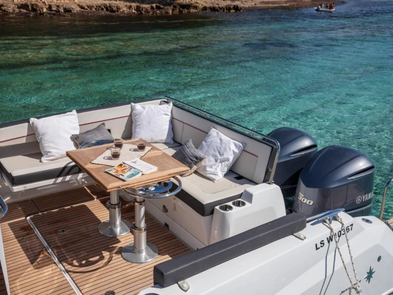 Location Bateau à moteur à Saint-Raphaël - Jeanneau CAP CAMARAT 10.5 WA S2