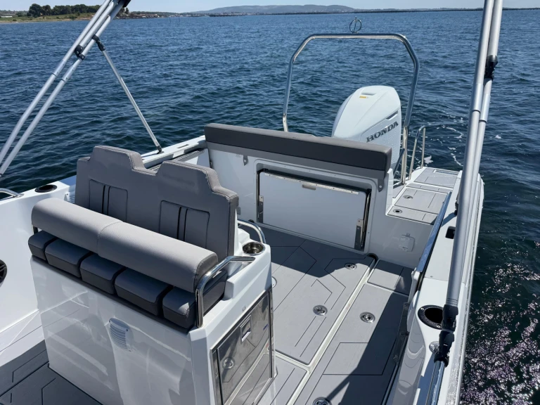 Louer Bateau à moteur avec ou sans skipper Jeanneau à Mèze