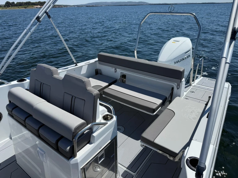 Location Bateau à moteur Jeanneau avec permis