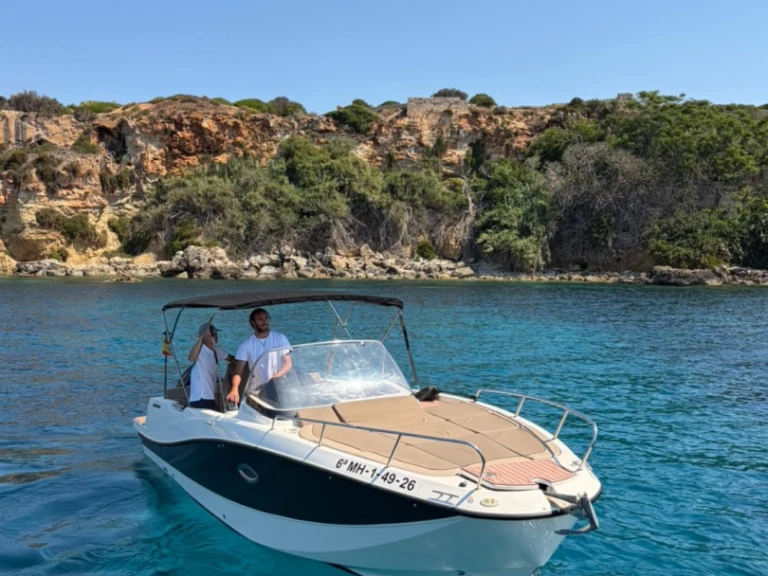 Location à Port de Port Mahon - Quicksilver Activ 755 Sundeck sur SamBoat