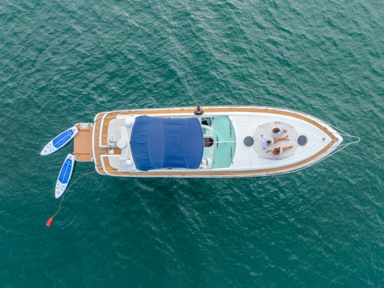 Louer Bateau à moteur avec ou sans skipper Fairline à Cascais