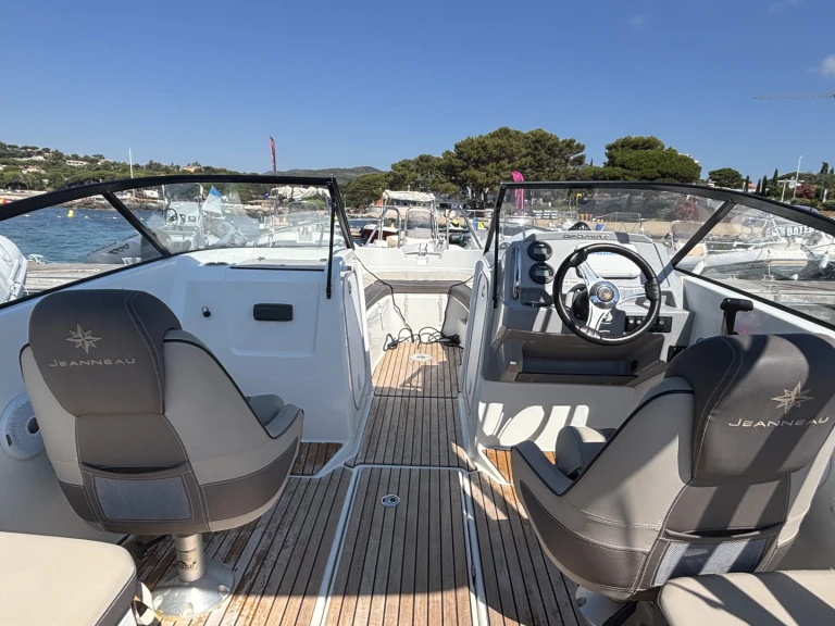 Location Bateau à moteur à Les Issambres - Jeanneau Cap Camarat 6.5 BR