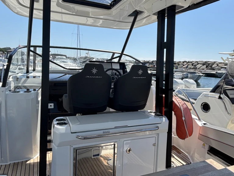 Location bateau Jeanneau Cap Camarat 9.0 WA à Les Issambres sur Samboat