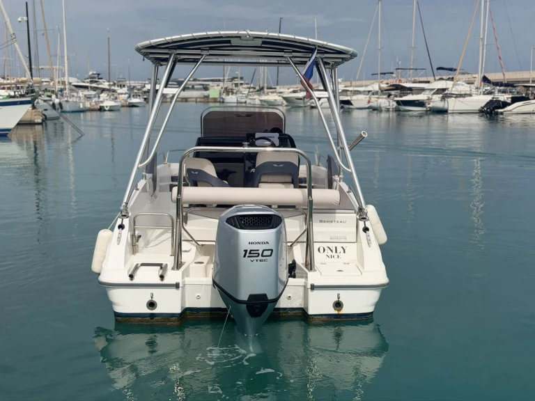 Bateau à moteur à louer à Saint-Laurent-du-Var au meilleur prix