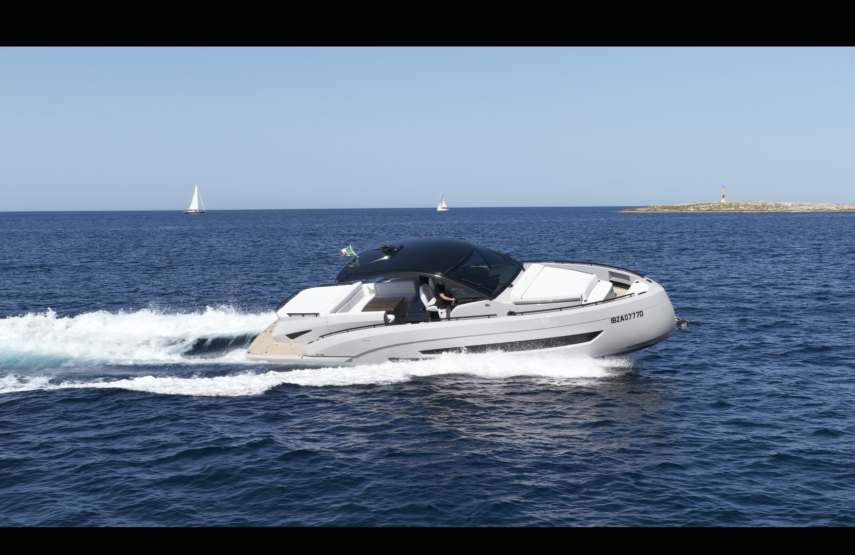 Bateau à moteur à louer à Marina Botafoch au meilleur prix