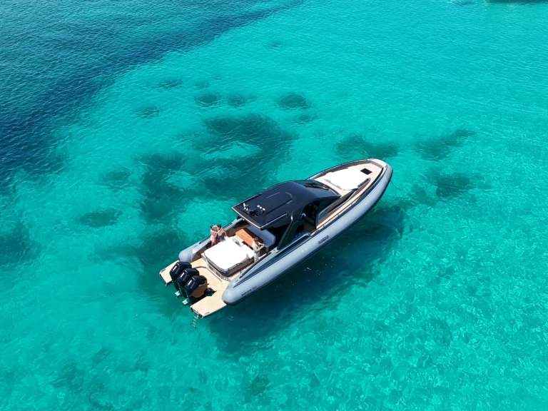 Bateau à moteur à louer à Poltu Quatu au meilleur prix