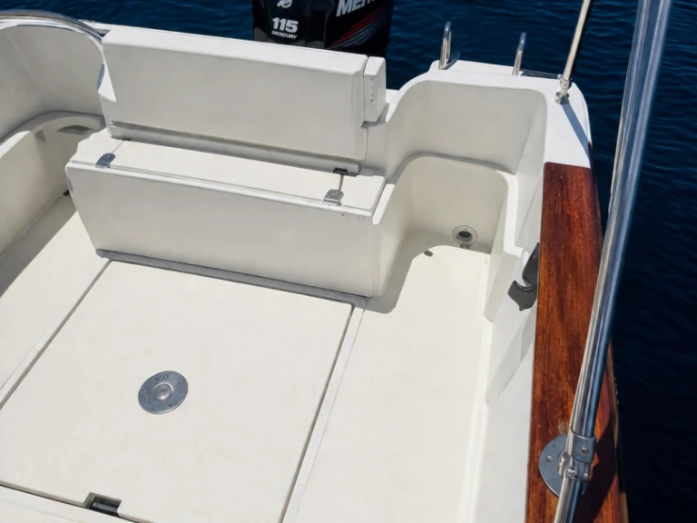 Louer Bateau à moteur avec ou sans skipper Jeanneau à Martigues