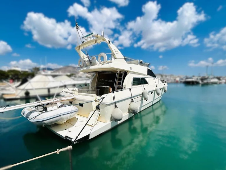 Location Yacht Ferretti avec permis