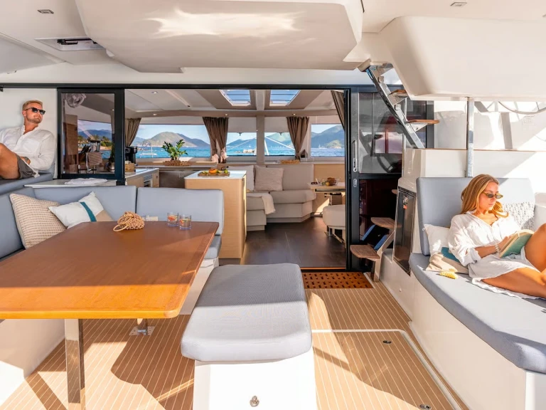 Louez un Fountaine Pajot Aura 51 à Cannes