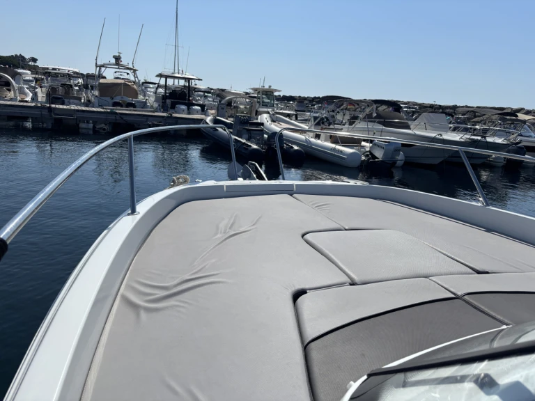 Louer Bateau à moteur avec ou sans skipper Jeanneau à France