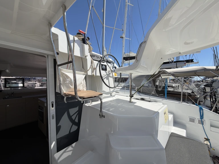 Location bateau Lagoon Lagoon 38 - 3 + 2 cab. à Álimos sur Samboat