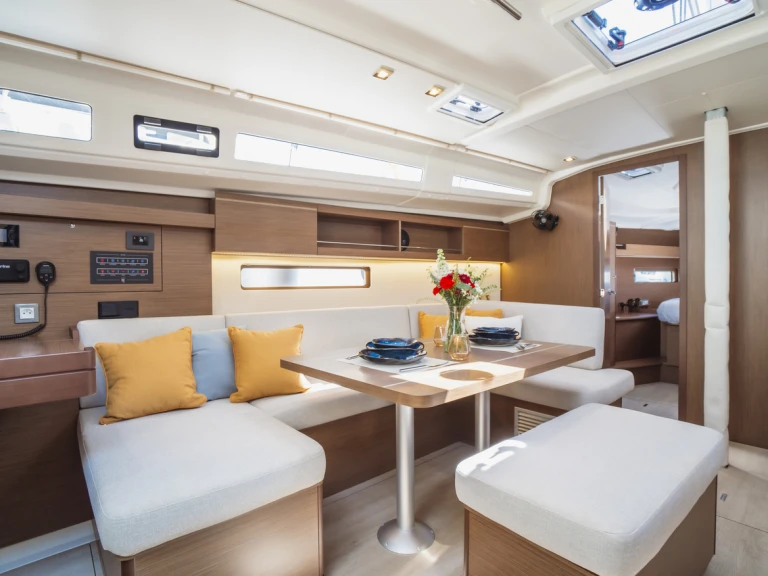 Bénéteau Oceanis 40.1 a louer à Ao Po