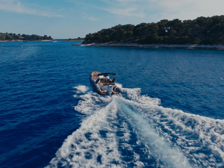 Louer Semi-rigide avec ou sans skipper Barracuda à Hvar