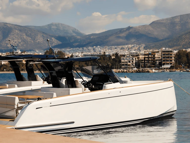 Bateau à moteur à louer à Pórto Chéli au meilleur prix