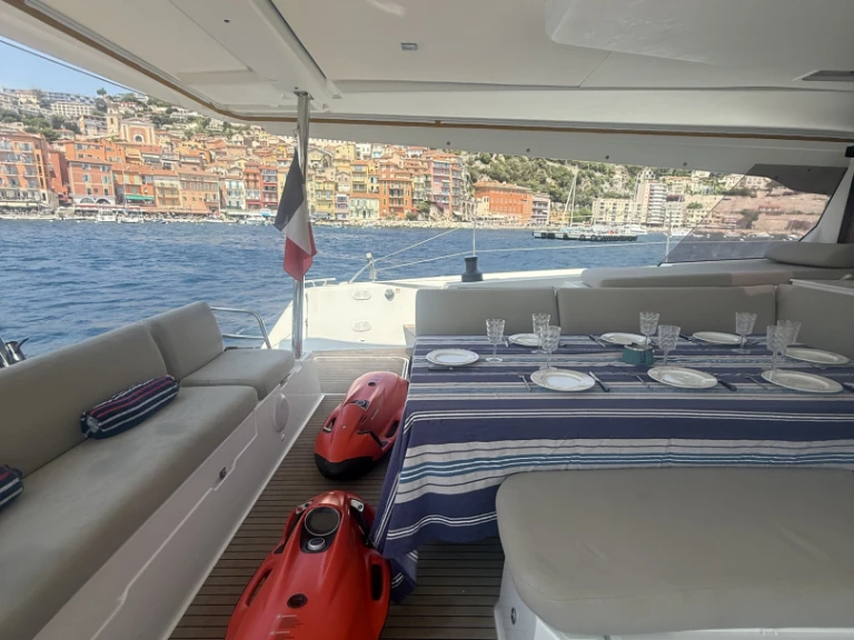 Louez un Fountaine Pajot Aura 51 à Cannes