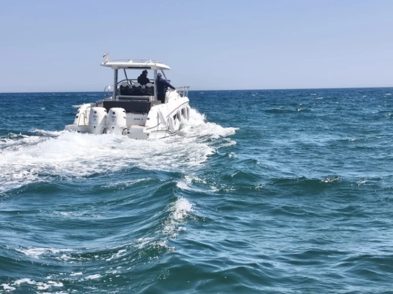 Louer Bateau à moteur avec ou sans skipper Jeanneau à Empuriabrava