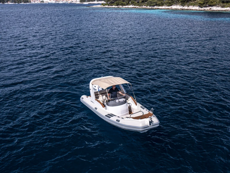 Aquamax B 23 F a louer à Hvar