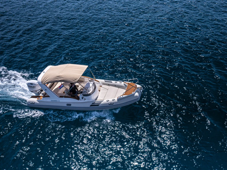 Aquamax B 23 F a louer à Hvar