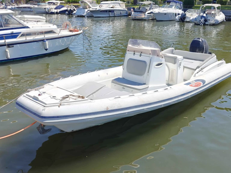 Semi-rigide à louer à Port de Cannes Marina au meilleur prix