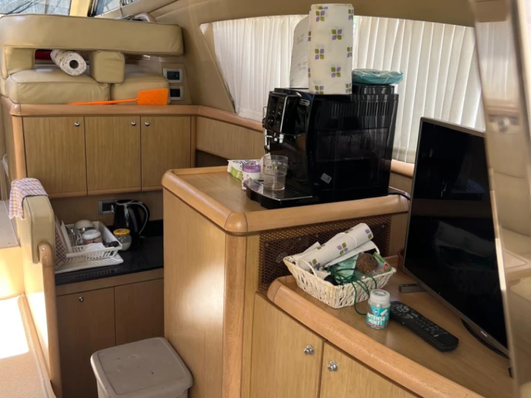 Location Bateau à moteur Ferretti avec permis
