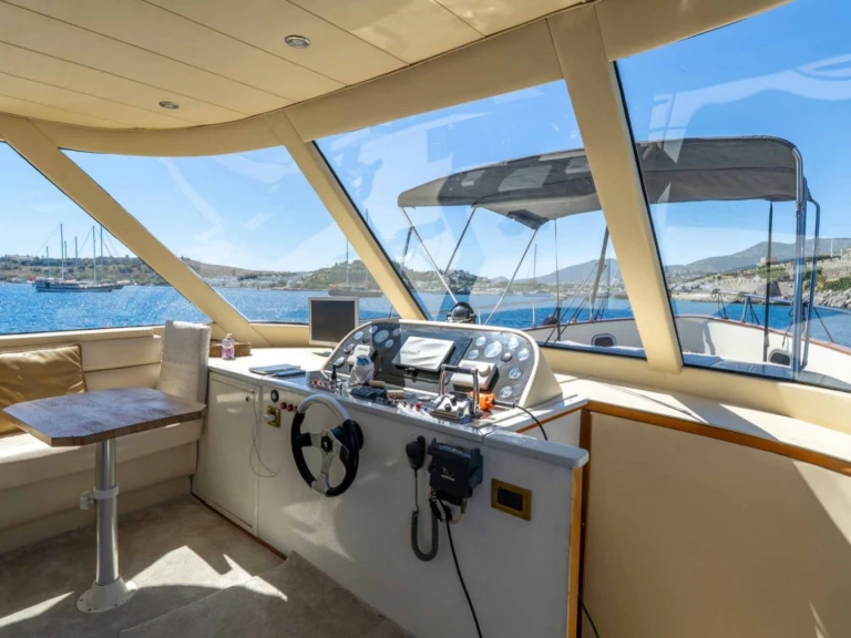 Location Bateau à moteur Custom Made avec permis