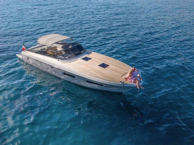 Hire a Itama Itama 45 Saint-Tropez