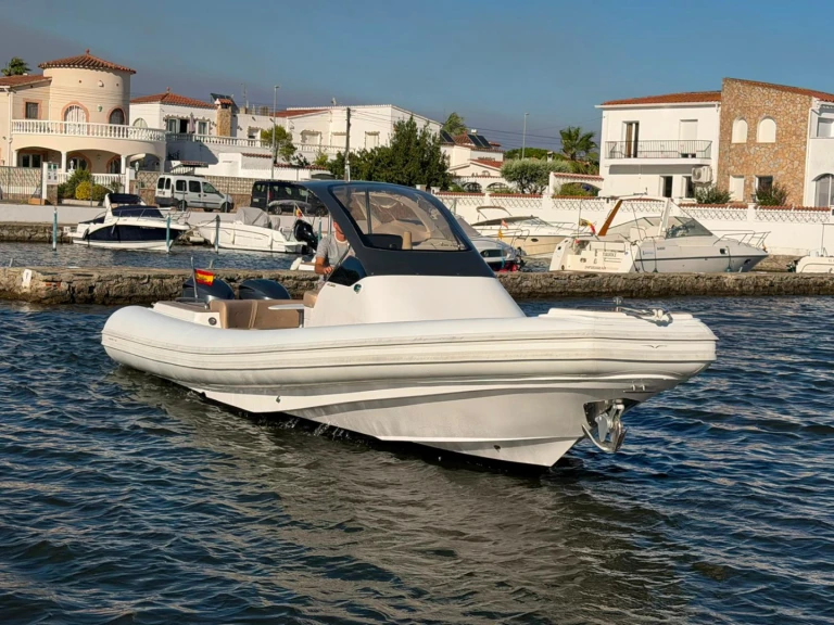 Magazzu MX 11 a louer à Empuriabrava