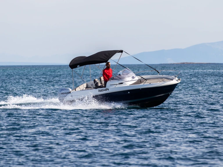 Bateau à moteur à louer à Pula au meilleur prix