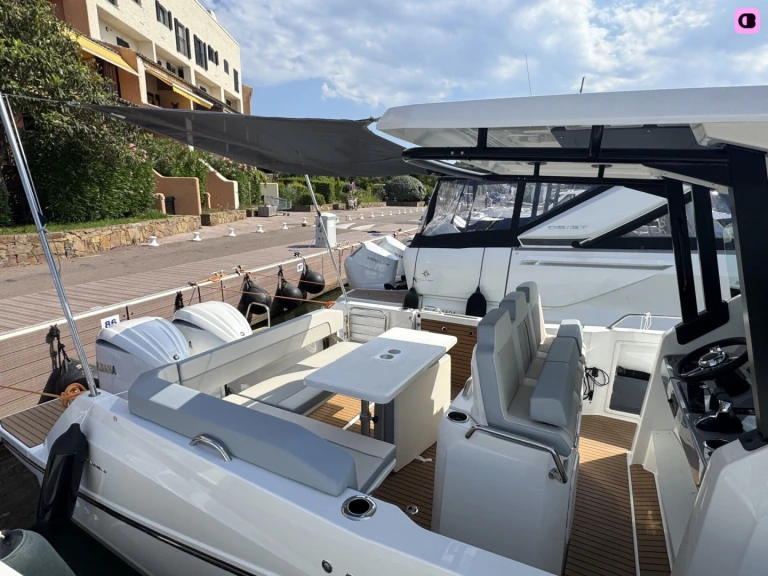 Louer Bateau à moteur avec ou sans skipper Jeanneau à Cogolin