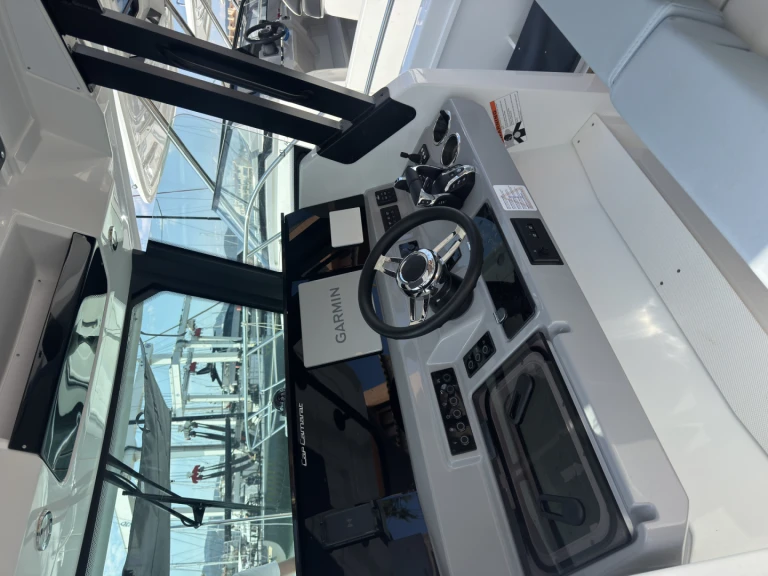 Louer Bateau à moteur avec ou sans skipper Jeanneau à Cogolin